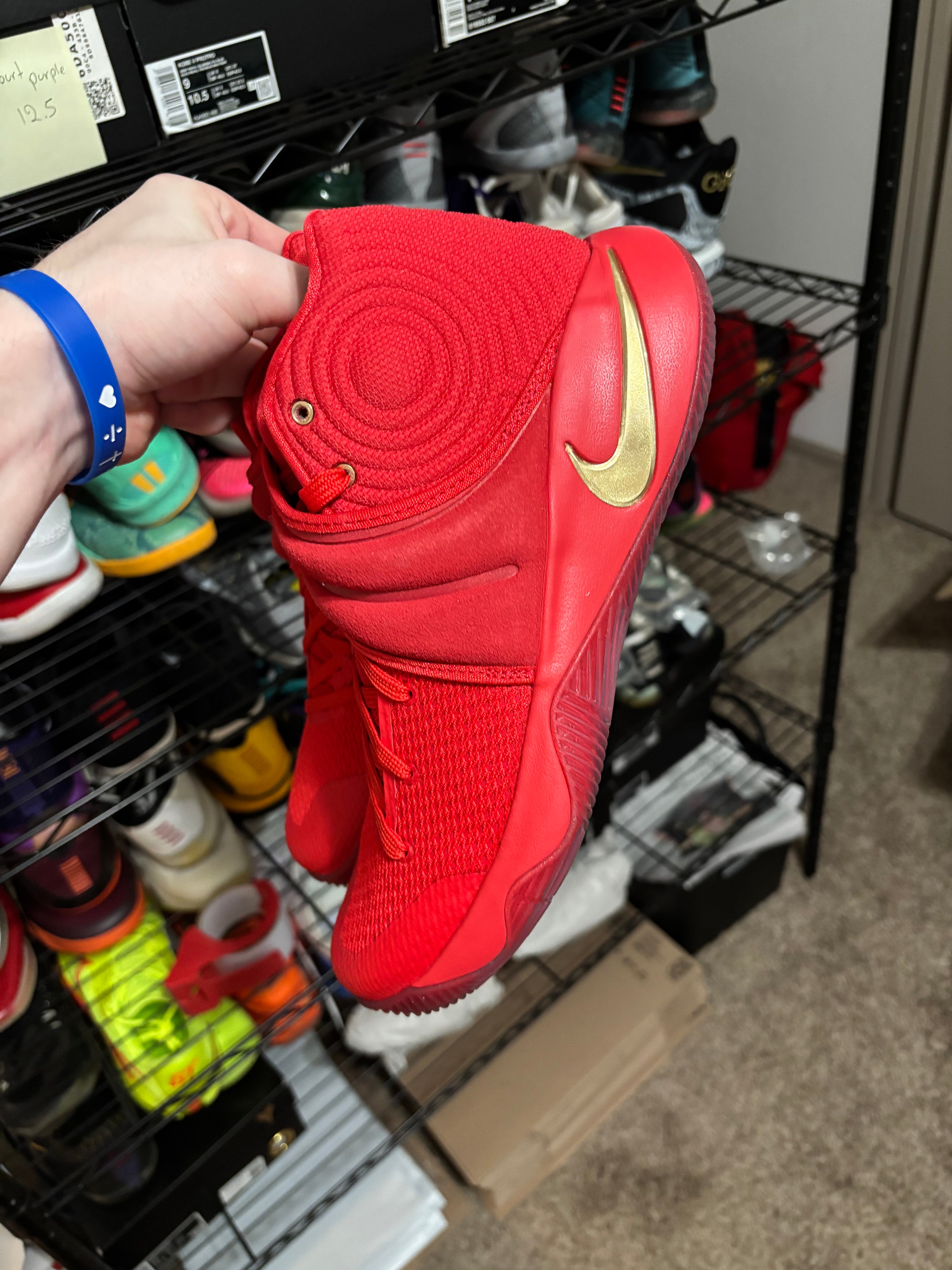 Size 9.5 - Nike Kyrie 2 Gold Medal